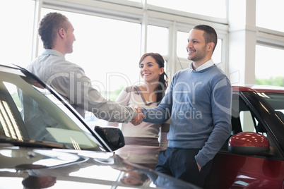 Man shaking a car dealer hand