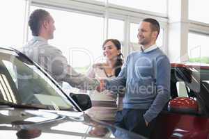 Man shaking a car dealer hand