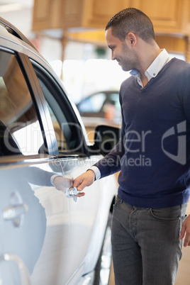 Man holding a car handle