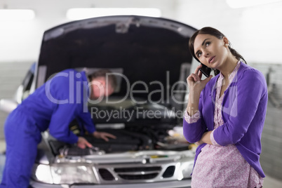 Client calling next to a mechanic