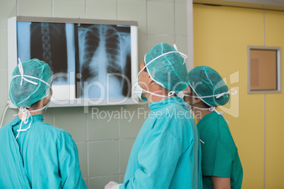 Medical team looking at a X-ray