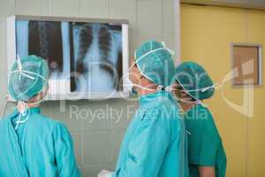 Medical team looking at a X-ray