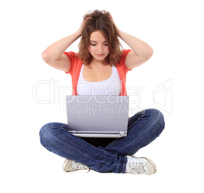 Junge Frau hat ein Problem mit ihrem Computer Junge Frau hat ein Problem mit ihrem Computer