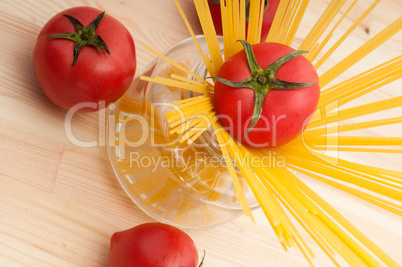 fresh tomato and spaghetti pasta