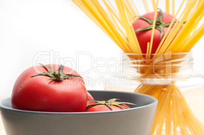 fresh tomato and spaghetti pasta