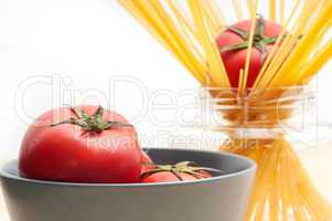 fresh tomato and spaghetti pasta