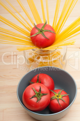 fresh tomato and spaghetti pasta