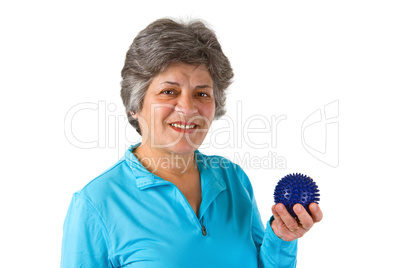 Seniorin mit Massageball