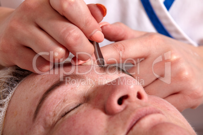 Augenbrauen zupfen - Eyebrow plucking