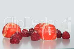 Melonenkugeln mit Himbeerdeko