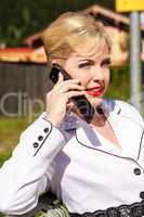 Elegante Frau beim telefonieren