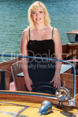 Blonde Frau im Boot