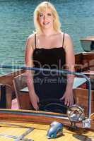 Blonde Frau im Boot