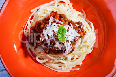 Tagliatelle Bolognese auf einer roten Teller