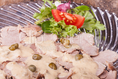 italienisches Vitello Tonnato auf einem Glasteller