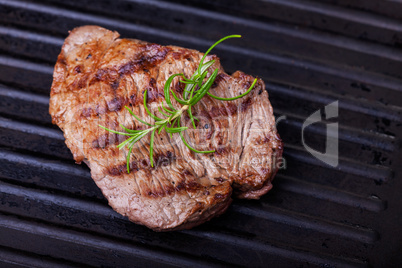 Steak in der Pfanne mit Rosmarin