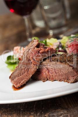 Hälften eines Steaks auf einem Teller