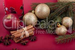 Weihnachtliche Dekoration mit Kugeln, Zimt, Anis und Apfel mit T