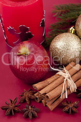 Weihnachtliche Dekoration mit Kugeln, Zimt, Anis und Apfel mit T