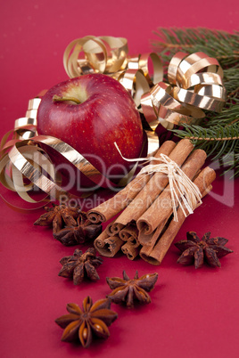 Weihnachtliche Dekoration mit Kugeln, Zimt, Anis und Apfel mit T