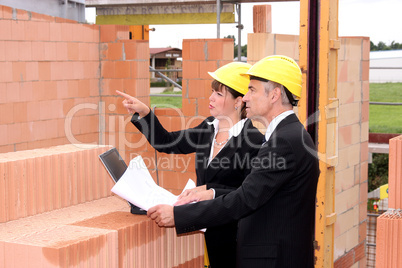 Architekten auf der Baustelle
