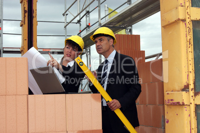 Architekten auf der Baustelle