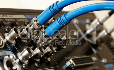 Two HD SDI-video cables
