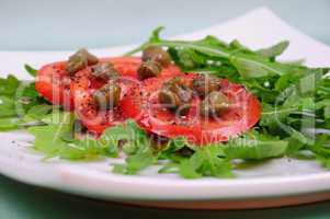 Salad with fresh tomatoes, capers and arugula