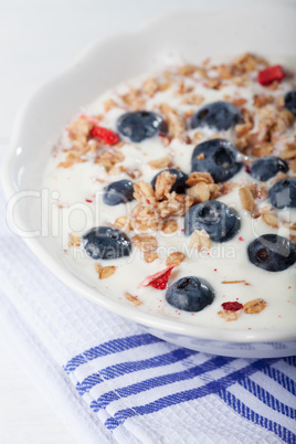 Schale mit Müsli mit Joghurt