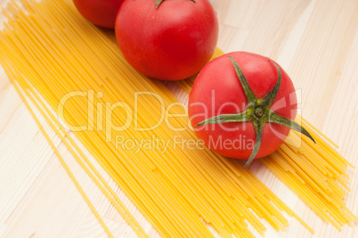 fresh tomato and spaghetti pasta