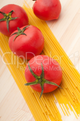 fresh tomato and spaghetti pasta