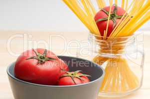 fresh tomato and spaghetti pasta