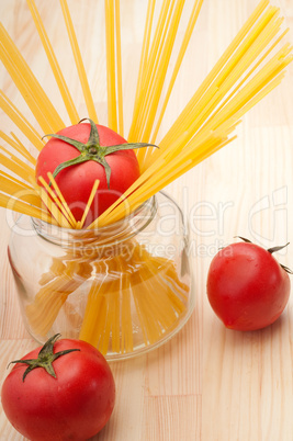 fresh tomato and spaghetti pasta