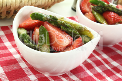 Spargelsalat mit Erdbeeren