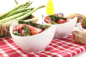 Spargelsalat mit frischen Erdbeeren