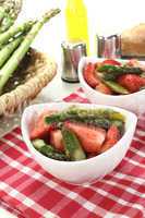 Spargelsalat mit Erdbeeren, Salz und Pfeffer
