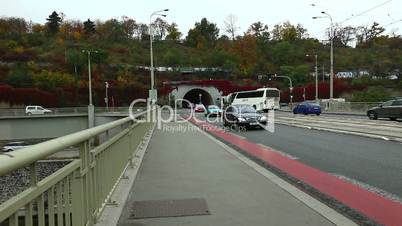 Tunnelausfahrt und Strassenverkehr