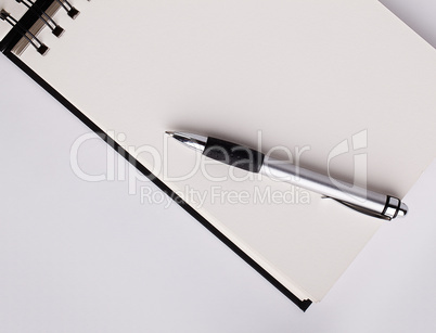 Notizblock und Kugelschreiber
