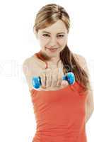 portrait einer jungen sportlerin mit blauer fitness hantel