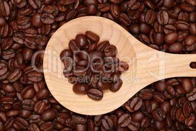 Kaffeebohnen auf einem Holzlöffel