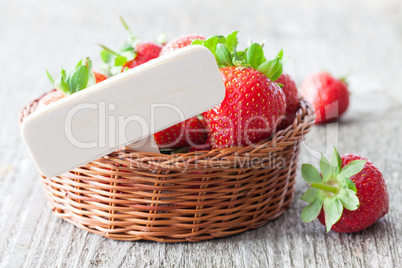 Erdbeeren mit Schild strawberries with wooden tag