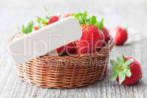 Erdbeeren mit Schild strawberries with wooden tag