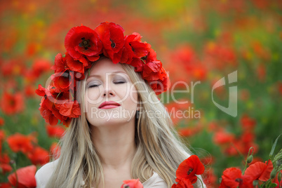 Frau im Klatschmohn