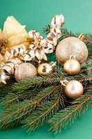 Festlicher Christbaumschmuck mit Weihnachtlichen Kugeln auf grü