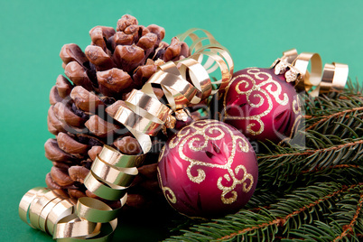 Festlicher Christbaumschmuck mit roten Weihnachtskugeln auf grü