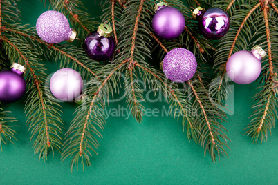 Festlicher Christbaumschmuck mit Lila Kugeln an weihnachtlichen