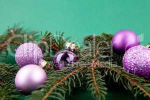 Festlicher Christbaumschmuck mit Lila Kugeln an weihnachtlichen