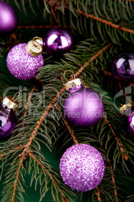 Festlicher Christbaumschmuck mit Lila Kugeln an weihnachtlichen