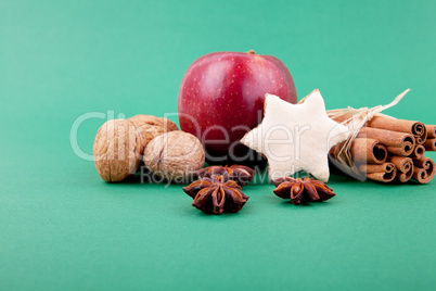 Festliche Weihnachtsdekoration mit Zimt, Anis, Nüssen und Gebä