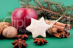 Festliche Weihnachtsdekoration mit Zimt, Anis, Nüssen und Gebä